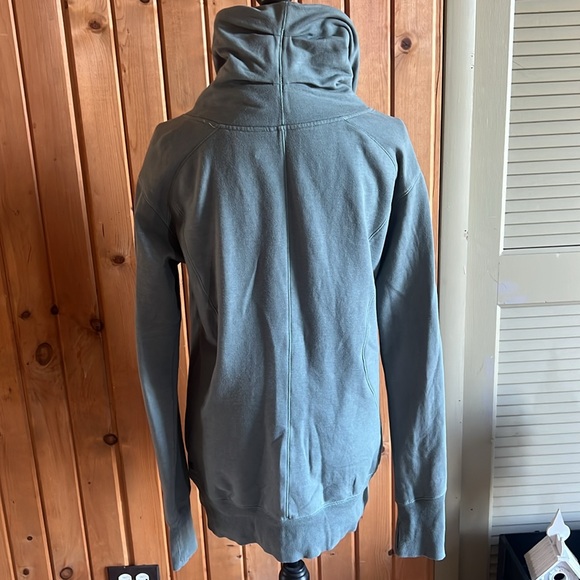 Asymmetrical Sweatshirt - Picture 4 of 7